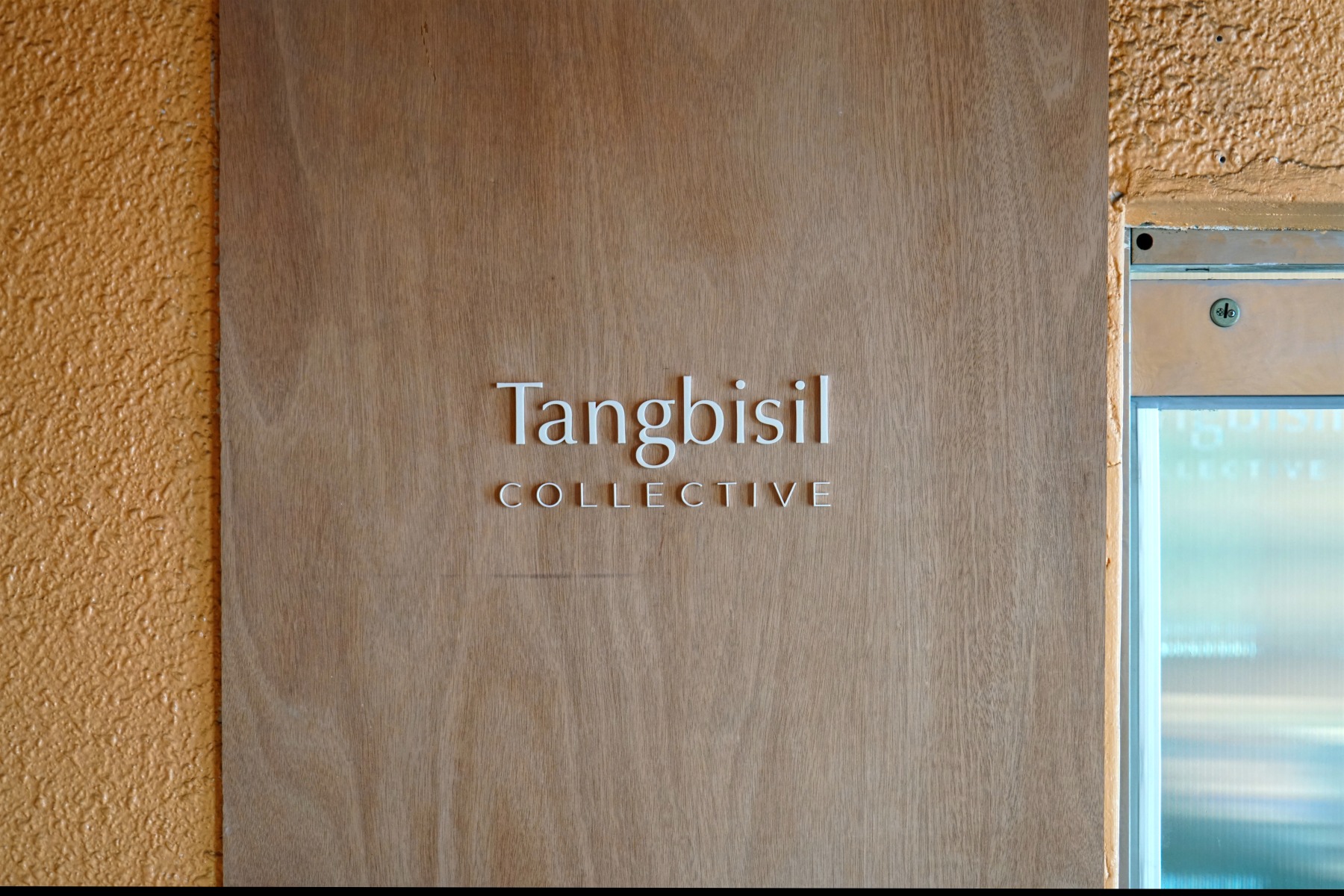 오쿠메 합판에 새긴 Tangbisil Collective 사인
